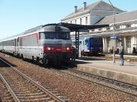 44 years old and still on front line express duties. 67400 Class 2367 hp Bo-Bo 167475 calls at Saintes on a Co-Rail Bordeaux to Nantes service. The builders plate showed it to have been built by Brissonneau et Lotz in 1965. In the background a local DMU waits for passengers connecting for the Cognac line.<br><br>[Mark Bartlett 23/06/2009]
