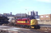 One of the the two daily <I>Enterprise</I> services from Aberdeen to Mossend creeps south through Platform 1 at Perth in 1999 behind EWS 37427.<br>
<br><br>[David Spaven //1999]