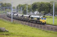 Freightliner 66506 speeds through Abington loops with a northbound train of empty coal hoppers on 30 May.<br>
<br><br>[Bill Roberton 30/05/2011]