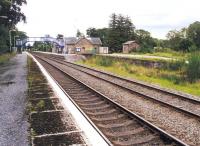 Platform view south through Tain station on 16 June 2001. To the right of the main station building is the entrance to the former goods yard [see image 3279].<br><br>[John Furnevel 16/06/2001]
