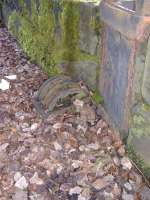 Semaphore Signal Pulley at the base of severed signal.<br><br>[Colin Harkins 04/02/2006]