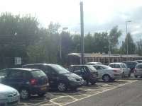 A class 318 Glasgow bound train enters Johnstone Station<br><br>[Graham Morgan 12/09/2006]