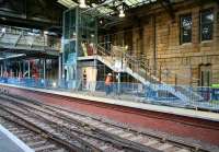 The 09.10 GNER departure for Aberdeen waits at Waverley 'sub' platform 21 on 22 October 2006.<br><br>[John Furnevel 22/10/2006]