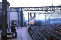 D427 approaches platform 1 at Glasgow Central from Polmadie on 13 June 1968.<br><br>[John McIntyre 13/06/1968]