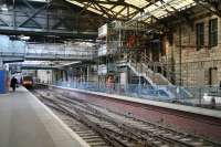 Steps from the Balmoral platform on 15 December. Left at the top for the cross-station walkway to the southside and Market Street exit. Straight on for Waverley Steps (right) and the western concourse (left).  <br><br>[John Furnevel 15/12/2006]