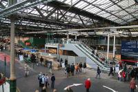 Westerrn concourse on 28 December, with the link to the cross-station walkway (and platforms 1 & 20) operational. With the Waverley Steps work still ongoing the route to Princes Street is still via the temporary bridge and Princes Mall.  <br><br>[John Furnevel 28/12/2006]