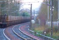 66242 heading down the hill bound for Hunterston passes 66033 as it comes up the hill towards Johnstone with coal for Longannet<br><br>[Graham Morgan 09/01/2007]