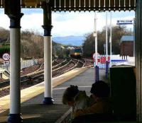 Northbound service from Edinburgh on the long climb to the Forth Bridge approaching Dalmeny station in January 2007.<br><br>[John Furnevel 10/01/2007]