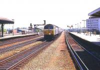 A class 47 takes a westbound service from Paddington through Reading in May 1985.<br><br>[John McIntyre /05/1985]