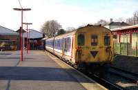 A class 205 DMU stands at Basingstoke with the Reading shuttle on 26 January 1990.<br><br>[John McIntyre 26/01/1990]