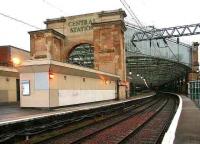 <I>Nothing happening... </I>Glasgow Central west side stands empty on 11 March 2007 during resignalling work.<br><br>[John Furnevel 11/03/2007]