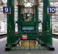 Platform access to the pedestrian subway at Glasgow Central in April 2004.<br><br>[John Furnevel 12/04/2004]