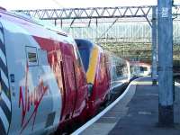 220030 <i>Devon Voyager</i> and 221126 <i>Captain Robert Scott</i> pulling into Glasgow Central to form up 2 Cross country Services.<br><br>[Graham Morgan 24/03/2007]