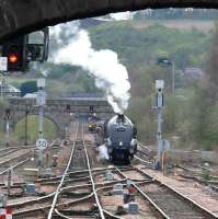 The Great Britain</i> approaches Perth hauled by A4 60009. Behind the train an EWS class 66 diesel loco has the road for the loop line on the left. Clearances prevail.<br><br>[Brian Forbes 10/04/2007]