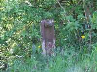 Mile post or sign post marker at the fly under at Elderslie West Junction<br><br>[Graham Morgan 04/05/2007]