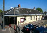 Kilwinning - station frontage from the west side footbridge. May 2007.<br><br>[John Furnevel 03/05/2007]