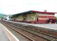 Station building and signal box at Girvan on 31 May 2007. Platform view looking south.<br><br>[John Furnevel 31/05/2007]