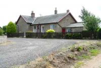 Approach to Woodside station and forecourt, July 2007, view south.<br><br>[John Furnevel 12/07/2007]