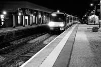 Evening Edinburgh - Aberdeen service calls at Stonehaven platform 2 on 4 November 2006.<br><br>[John Furnevel 04/11/2006]