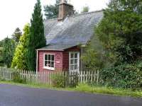 Crossing Cottage beside the main Strathmore Line at Kirkinch.<br><br>[Brian Forbes 29/07/2007]