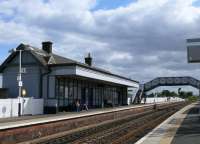 Passengers enjoy the shade under the canopy waiting for an Edinburgh train.<br><br>[Brian Forbes 26/08/2007]