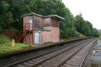 The abandoned platform signal box at the former Tomatin station on 25 August 2007, looking north towards Inverness.<br><br>[John Furnevel 25/08/2007]