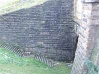 Stairs leading down to a fence... notice the arched support for Queen Street Tunnel at the base of the steps.<br><br>[Colin Harkins 22/11/2007]