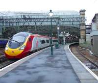 390017 standing at Platform 2 on 29th September waiting to depart to London Euston <br><br>[Graham Morgan 29/09/2007]