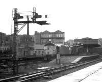 A pair of class 26 locomotives runs south through platform 8 at Aberdeen in November 1972.<br><br>[John McIntyre /11/1972]