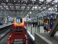 Passengers boarding 221143 at Platform 5 at Glasgow Central on a service to Birmingham New Street<br><br>[Graham Morgan 20/01/2008]