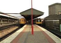 A class 205 DEMU sits alongside a class 108 DMU in the bay platforms at the west end of Reading station on 26 January 1990.<br>
<br><br>[John McIntyre 26/01/1990]