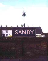 Domed gas light still in use on the platform at Sandy on the ECML in 1977.<br><br>[Ian Dinmore //1977]