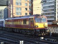 92001 <I>Victor Hugo</I> departing with the empty Glasgow Central portion of the Caledonian Sleeper bound for Polmadie<br><br>[Graham Morgan 27/10/2008]