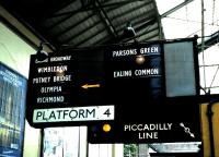 District Line platforms, Earls Court, July 1986.<br><br>[David Panton 11/07/1986]