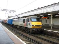 90043 passes through Camden Road with the 4M81 Felixstowe to Garston Freightliner.<br><br>[Michael Gibb 16/12/2009]