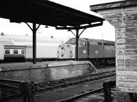 40044 stands in Inverness station in October 1981.<br><br>[Peter Todd 01/10/1981]