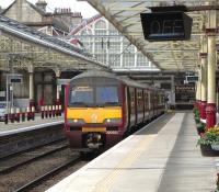 320 322 is given the off for Drumgelloch at Helensburgh Central on 2 June, although there are more than 3 minutes to go before scheduled departure time.<br><br>[David Panton 02/06/2009]