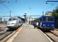 Cross country connection. TGV 507, heading south from Paris, connects with a DMU at Angouleme comprising two single <I>bubble cars</I> with a trailer in between. This will go forward to Cognac, Saintes and Royan. The smaller of the two windows in the DMU is for a bicycle storage area that also contains tip up seats and provides an excellent <I>drivers eye view</I> from the moving train. <br><br>[Mark Bartlett 23/06/2009]