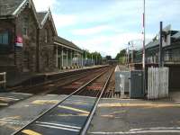 Gray Street level crossing, Broughty Ferry, on 23 May 2007. Looking west along the platforms towards Dundee.<br><br>[David Panton 23/05/2007]