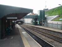 Modern developments at Bargoed, particularly the new road system, give the station a <I>hemmed in</I> feel and there is a short artificial tunnel at the Cardiff end. Bargoed enjoys a four trains an hour service from Penarth and Cardiff during the day, with one of these trains going forward to Rhymney.<br><br>[Mark Bartlett 19/09/2009]