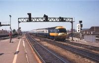 An eastbound InterCity 125 approaches Reading station in May 1985.<br><br>[John McIntyre /05/1985]