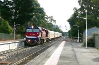 N 453 <I>City of Albury</I> bashes non stop towards Melbourne with a train from Eaglehawk through the country station of Macedon, Vic., on the broad gauge (5'3'). Reversible working applies on this line.<br>
<br><br>[Colin Miller 22/05/2009]