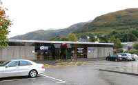 Frontage of the 1975 Fort William station, seen from the forecourt in September 2005 looking north east. The realigned A82 runs past just behind the camera.<br>
<br><br>[John Furnevel 29/09/2005]