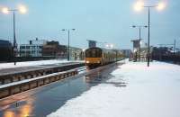 Birmingham Snow Hill lives up to its name as London Midland Sprinter 150014 runs in from Stourbridge Junction to form the 0819 to Dorridge. 0n the right, behind the railings, lie the Metro tram tracks.<br><br>[Mark Bartlett 11/01/2010]