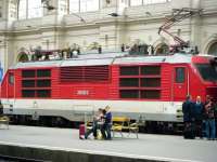 Platform scene at Budapest East station (Budapest Keleti plyaudvar) on 6 June 2010.<br><br>[Veronica Clibbery 06/06/2010]