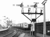 Haymarket based 40062 approaching Dundee with an Edinburgh - Aberdeen train in 1978.<br><br>[John Furnevel 13/02/1978]