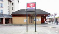 Road approach to Oban station in 2005.<br><br>[John Furnevel 14/04/2005]