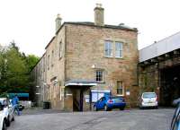 Road approach to Linlithgow station in the spring of 2005.<br><br>[John Furnevel 11/05/2005]