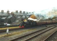 In fine Welsh rain, Hunslet 2-4-0ST+T <I>Linda</I> of 1893 passes the shiny slate roofs of the terraces alongside the line near Bleanau Ffestiniog station on 31 October 1992. <br><br>[David Pesterfield 31/10/1992]