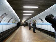 Looking along the platform at Kelvinbridge Subway on 1 September as <br>
an Outer Circle service is expected.  As so often in the university <br>
quarter stations the other passengers make one feel especially old.<br>
<br><br>[David Panton 01/09/2010]